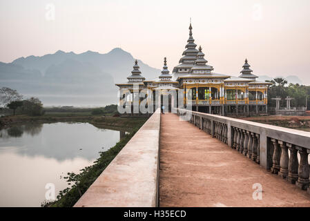 Kalap Kyauk tempio buddista nel mezzo di un lago di sunrise, Hpa Un, Kayin Membro (Karen Stato), Myanmar (Birmania) Foto Stock