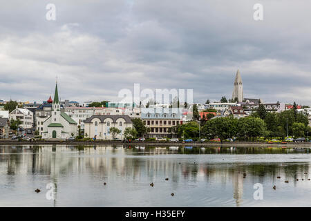 Una vista attraverso lo stagno del centro di Reykjavik, Islanda, regioni polari Foto Stock