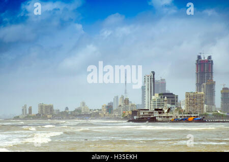 L haji Ali moschea e lo skyline del centro di Mumbai sotto il monsone di mari, Mumbai (Bombay), Maharashtra, India Foto Stock