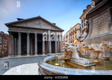 Vista della vecchia Il Pantheon è un edificio a pianta circolare con un portico di granito colonne corinzie e fontane, UNESCO, Roma, lazio, Italy Foto Stock