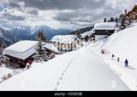 I turisti e gli sciatori godendo il paesaggio innevato, Bettmeralp, distretto di Raron nel canton Vallese, Svizzera Foto Stock