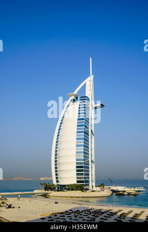 Burj Al Arab hotel, iconico segno distintivo di Dubai, Spiaggia di Jumeirah, Dubai, Emirati Arabi Uniti, Medio Oriente Foto Stock