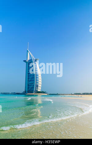 Burj Al Arab hotel, iconico segno distintivo di Dubai, Spiaggia di Jumeirah, Dubai, Emirati Arabi Uniti, Medio Oriente Foto Stock