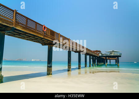 Un molo sulla spiaggia di Jumeirah, Dubai, Emirati Arabi Uniti, Medio Oriente Foto Stock