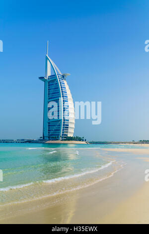 Burj Al Arab hotel, iconico segno distintivo di Dubai, Spiaggia di Jumeirah, Dubai, Emirati Arabi Uniti, Medio Oriente Foto Stock