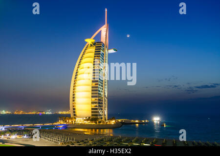 Burj Al Arab hotel di notte, iconico segno distintivo di Dubai, Spiaggia di Jumeirah, Dubai, Emirati Arabi Uniti, Medio Oriente Foto Stock