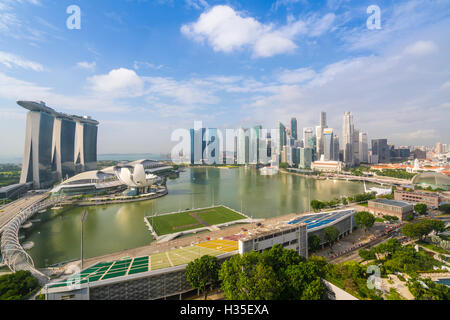 Vista sullo skyline di Singapore intorno a Marina Bay, ArtScience Museum e grattacieli del quartiere finanziario, Singapore Foto Stock