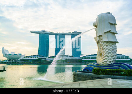 Statua Merlion, il simbolo nazionale di Singapore e il suo più famoso punto di riferimento, il Parco Merlion, Marina Bay, Singapore Foto Stock