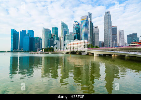 Lo skyline di Singapore, grattacieli con il Fullerton Hotel Giubileo e ponte in primo piano da Marina Bay, Singapore Foto Stock