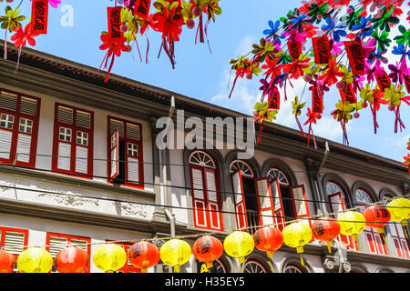 Restaurata e dipinta in maniera colorata di vecchie botteghe a Chinatown, Singapore Foto Stock