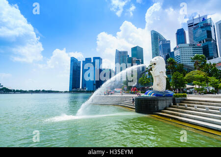 Statua Merlion, il simbolo nazionale di Singapore e il suo più famoso punto di riferimento, il Parco Merlion, Marina Bay, Singapore Foto Stock