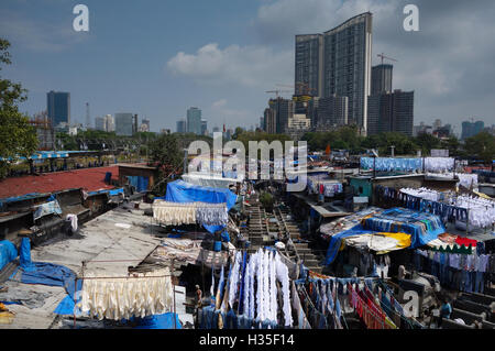 Baraccopoli ghats lavaggio circondato da costosi progetti residenziali, Mumbai (Bombay), Maharashtra, India Foto Stock