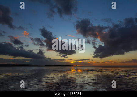 Tramonto sul Dee Estuary, il Galles del Nord e Hilbre Island Foto Stock