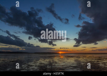 Tramonto sul Dee Estuary, il Galles del Nord e Hilbre Island Foto Stock