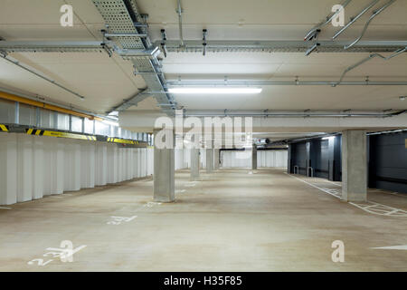 2 Vetro Wharf, Bristol, Regno Unito. Uffici e alloggi con retail e utilizzare il ristorante al piano terra. Il parcheggio Foto Stock