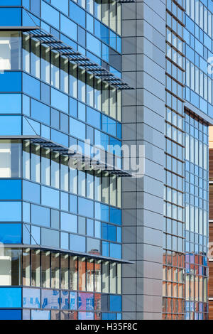 Vista interna in vetro, 2 Wharf, Bristol, Regno Unito. Uffici e alloggi con retail e utilizzare il ristorante al piano terra. Foto Stock