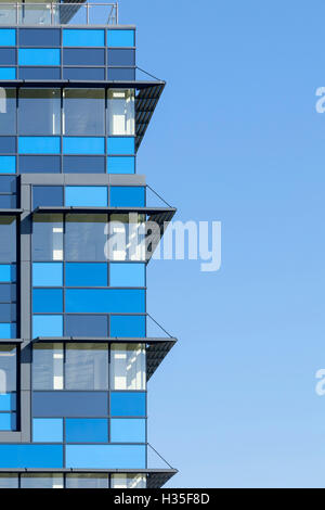 Vista interna in vetro, 2 Wharf, Bristol, Regno Unito. Uffici e alloggi con retail e utilizzare il ristorante al piano terra. Foto Stock