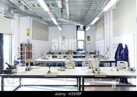 Vista interna del GMSE UTC (Greater Manchester sostenibile Università di Ingegneria Technical College) Oldham, Regno Unito. Foto Stock