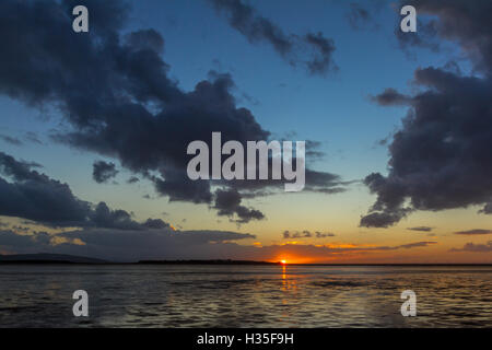 Tramonto sul Dee Estuary, il Galles del Nord e Hilbre Island Foto Stock