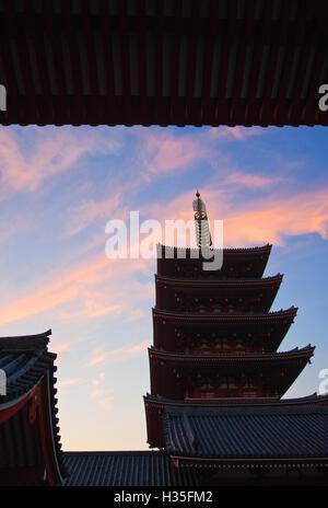 Una vista dettagliata mostra il Goju-no-a cinque piani pagoda e roofline di Gate Hozomon presso il Tempio di Senso-ji contro un cielo al crepuscolo Foto Stock