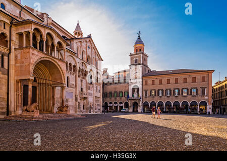 Italia Emilia Romagna Modena Piazza Grande Cattedrale - Sito UNESCO Patrimonio Mondiale - la cattedrale e la torre Ghirlandina il municipio - Foto Stock