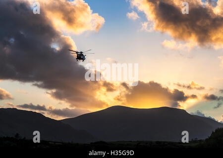 Irish Coast Guard IRGC Sikorsky S-92 elicottero118 EI-ICA vola sopra Ardara, County Donegal, Irlanda Foto Stock