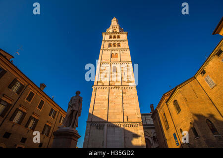 Italia Emilia Romagna Modena Piazza Grande Cattedrale - Sito UNESCO Patrimonio Mondiale - Torre Ghirlandina Foto Stock