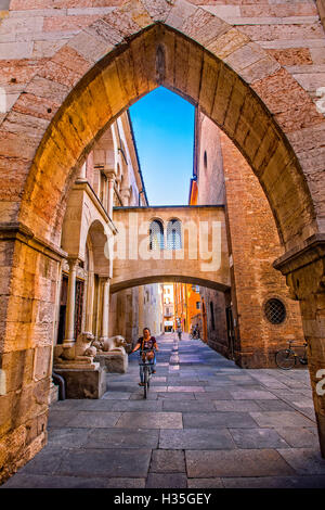 Italia Emilia Romagna Modena Piazza Grande Cattedrale - Sito UNESCO Patrimonio Mondiale - Cattedrale - architetture vicino la Porta della Pescheria Foto Stock