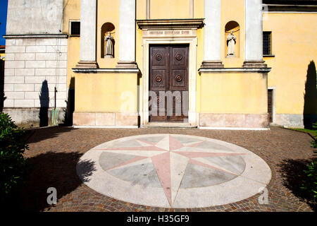 Chiesa in Solbiate Arno chiuso torre in mattoni marciapiede lombardia vecchio Foto Stock