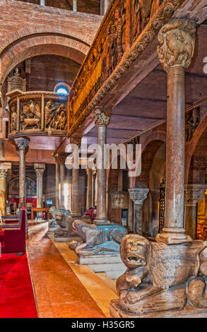 Italia Emilia Romagna Modena Cattedrale interno ambone e pontile Foto Stock