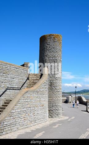 Torre rotonda a pistola scogliera a piedi lungo la passeggiata, Lyme Regis, Dorset, Inghilterra, Regno Unito, Europa occidentale. Foto Stock