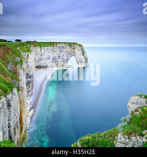 Etretat, la Manneporte roccia naturale arch meraviglia, Cliff e spiaggia. Fotografie con lunghi tempi di esposizione. La Normandia, Francia. Foto Stock