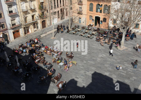 In Spagna, in Catalogna, Tarragona, città vecchia, centro medievale, Plaza con le caffetterie e i bar con gente seduta e passeggiare, vista dalle mura romane Foto Stock