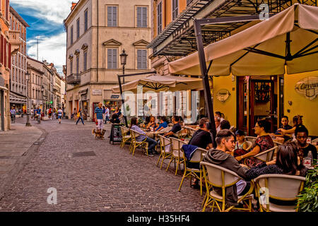 Italia Emilia Romagna Parma Centro storico - bar e ristoranti con le persone Foto Stock