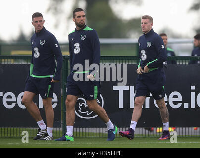 Repubblica di Irlanda's Ciaran Clark (sinistra), Shane Duffy e James McClean (destra) arrivano per la sessione di formazione presso la FAI National Training Centre di Dublino. Foto Stock