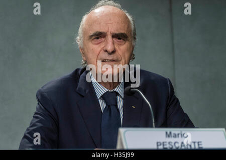 Città del Vaticano il Vaticano. 04 ott 2016. Mario Pescante, Comitato Olimpico, Vice-presidente e partecipa a una conferenza stampa presso il Vaticano Premere Centro, nella Città del Vaticano il Vaticano nel mese di ottobre 04, 2016. Vaticano ospiterà il primo 'Sport al servizio dell'Umanità" Conferenza con Papa Francesco programmati per partecipare alla cerimonia di apertura Mercoledì 5 Ottobre, 2016, insieme con il segretario generale delle Nazioni Unite Ban Ki-moon e il Comitato olimpico internazionale il presidente Thomas Bach. Credito: Giuseppe Ciccia/Pacific Press/Alamy Live News Foto Stock