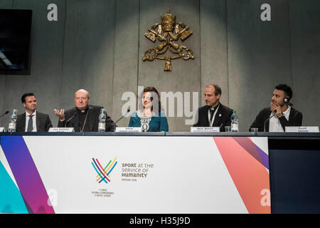 Città del Vaticano il Vaticano. 04 ott 2016. 'Sport al servizio dell'Umanità" conferenza stampa, presso il Vaticano Premere Centro, nella Città del Vaticano il Vaticano nel mese di ottobre 04, 2016. Vaticano ospiterà il primo 'Sport al servizio dell'Umanità" Conferenza con Papa Francesco programmati per partecipare alla cerimonia di apertura Mercoledì 5 Ottobre, 2016, insieme con il segretario generale delle Nazioni Unite Ban Ki-moon e il Comitato olimpico internazionale il presidente Thomas Bach. Credito: Giuseppe Ciccia/Pacific Press/Alamy Live News Foto Stock