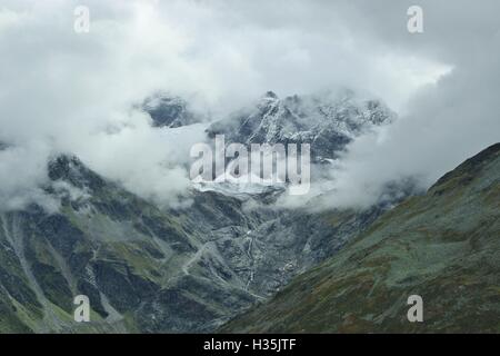 Cielo drammatico nelle alpi Otztal in Tirolo, Austria, l'Europa. Vista sulle montagne e sul ghiacciaio Pitztal. Foto Stock