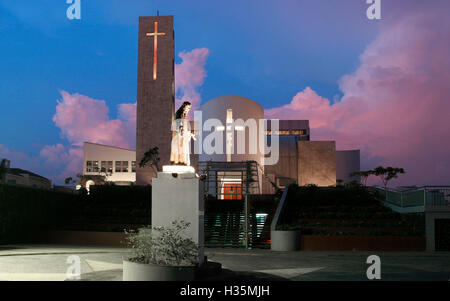 Vista esterna del Regina Caeli chiesa di Jakarta, Indonesia di notte. Foto Stock