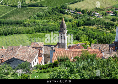 Una chiesa torre campanaria nel medievale cittadina collinare di Montona d'Istria, Croazia (ex Italia). Foto Stock