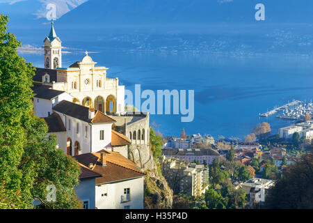 Vista della Madonna del Sasso chiesa, con il lago Maggiore in background, Locarno, Ticino, Svizzera Foto Stock