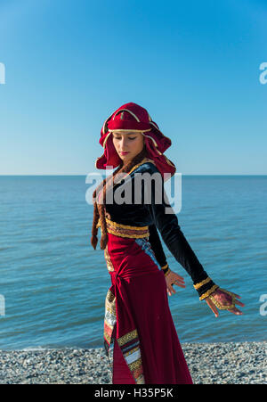 Woman Dancing georgian national vestiti all'aperto sul mare Foto Stock