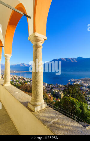 Vista del Locarno e il Lago Maggiore dalla Madonna del Sasso chiesa, Locarno, Ticino, Svizzera Foto Stock