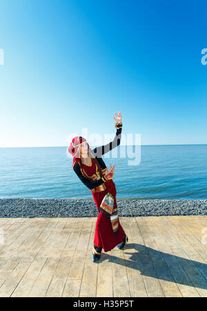 Woman Dancing georgian national vestiti all'aperto sul mare Foto Stock