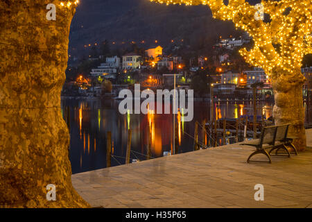 Sunset scena della passeggiata a lago Piazza Mota, con decorazione di Natale, Ascona, Ticino e Svizzera Foto Stock