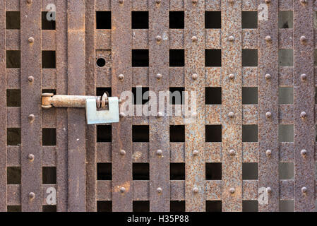Bloccaggio con lucchetto di un ferro da stiro porta a griglia Foto Stock