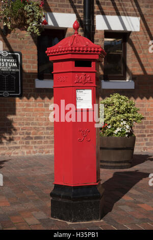 Red Letter Box. Un Royal Mail dipinta di fresco letterbox che risale al regno della regina Victoria situato in Gloucester Docks Foto Stock