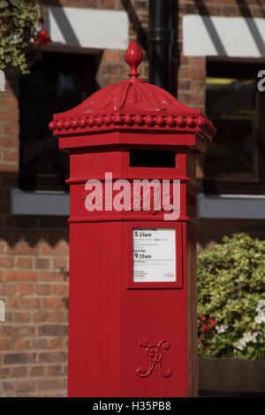 Red Letter Box un Royal Mail dipinta di fresco letter box che risale al regno della regina Victoria si trova a Gloucester Dock Foto Stock