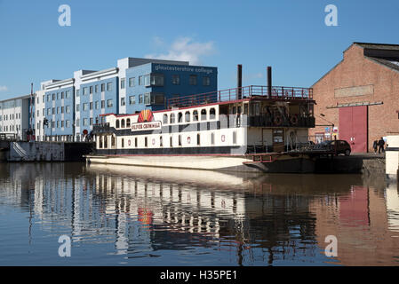 Gloucester Docks Gloucestershire Inghilterra imbarcazioni commerciali accanto al bacino principale di questi storici Gloucester Docks Foto Stock