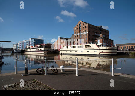 Gloucester Docks Gloucestershire Inghilterra imbarcazioni commerciali accanto al bacino principale di questi storici Gloucester Docks Foto Stock